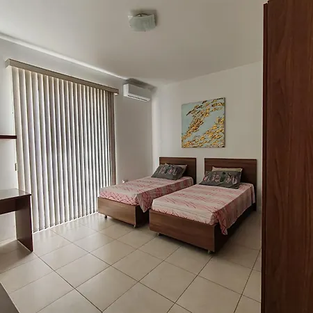 Apartment Bright And Spacious 2 Bedroom Flat Da Vinci Court *