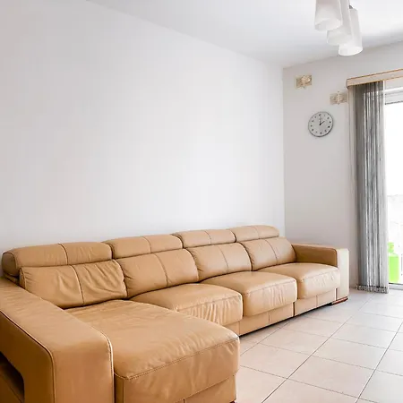 Bright And Spacious 2 Bedroom Flat Da Vinci Court