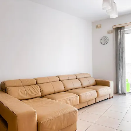 Bright And Spacious 2 Bedroom Flat Da Vinci Court A2