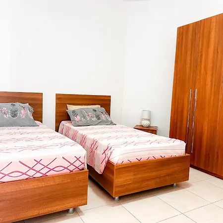 Apartman Bright And Spacious 2 Bedroom Flat Da Vinci Court A2 *