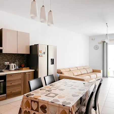 Bright And Spacious 2 Bedroom Flat Da Vinci Court *