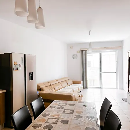 Apartman Bright And Spacious 2 Bedroom Flat Da Vinci Court A2